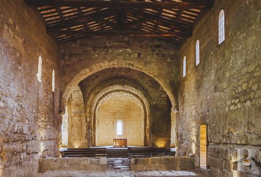 En Italie, au sud de Tuscania dans la province de Viterbe, une ancienne abbaye cistercienne réhabilitée au tournant du siècle - photo  n°3